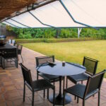 Gelenkarmmarkise markilux 1700 mit dunklem Gestell und hellem Tuch in Reihe gekoppelt slide