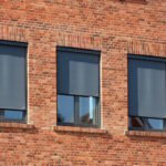 Referenzobjekt Backsteingebäude mit Fenstermarkisen markilux 620 mit grauem Tuch. 800